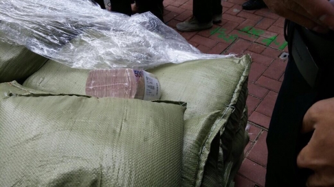 Có những người lấy cả cục tiền lớn. Ảnh: SCMP