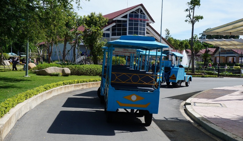 Chiếc xe lửa (b&aacute;nh cao su) bị tai nạn.