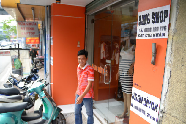 Kinh doanh thời trang ngày càng khó khăn khiến không ít chủ đầu tư buộc phải sang shop - Ảnh: H.Khoa