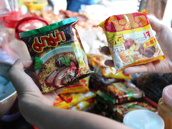 Các mặt hàng như mì gói, lạp xưởng, xúc xích, bia… cũng được mang từ Campuchia sang