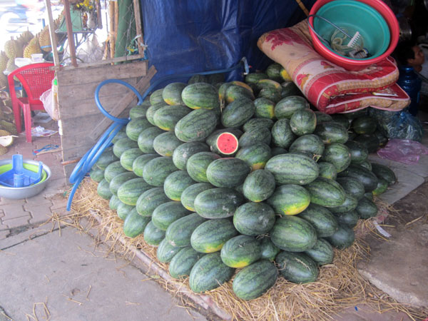 Tr&ecirc;n quốc lộ 1A (quận 12) dưa hấu Long An c&oacute; gi&aacute; 7.000 đồng/kg