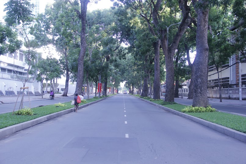 S&aacute;ng nay S&agrave;i G&ograve;n thời tiết nắng ấm, thuận lợi cho người d&acirc;n c&oacute; một ng&agrave;y đi chơi lễ thoải m&aacute;i. (Ảnh: Đường T&ocirc;n Đức Thắng, quận 1, chỉ c&oacute; l&aacute;c đ&aacute;c v&agrave;i người qua lại, với h&agrave;ng c&acirc;y xanh phủ b&oacute;ng, từng &aacute;nh nắng mai chiếu xuy&ecirc;n qua t&aacute;n l&aacute; xuống đường thật y&ecirc;n b&igrave;nh.