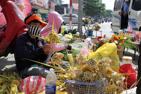 Lượng kh&aacute;ch mua đ&ocirc;ng n&ecirc;n c&aacute;c điểm b&aacute;n hoa lu&ocirc;n bận rộn với c&ocirc;ng việc b&oacute; hoa, b&aacute;n h&agrave;ng.