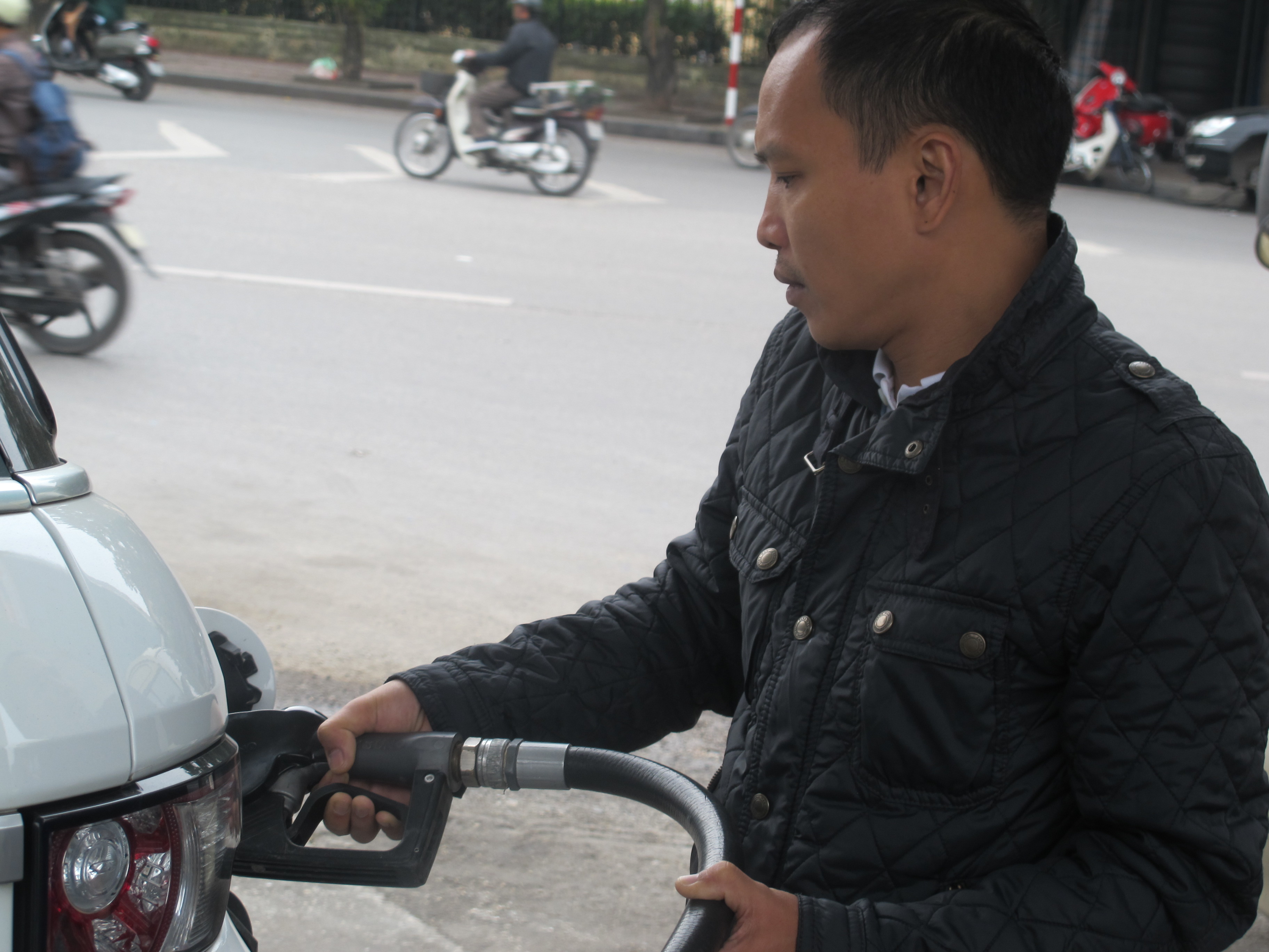Thay v&igrave; để nh&acirc;n vi&ecirc;n cầm v&ograve;i bơm v&agrave;o b&igrave;nh xang, người l&aacute;i xe n&agrave;y lựa chọn h&igrave;nh thức tự phục vụ m&igrave;nh. 