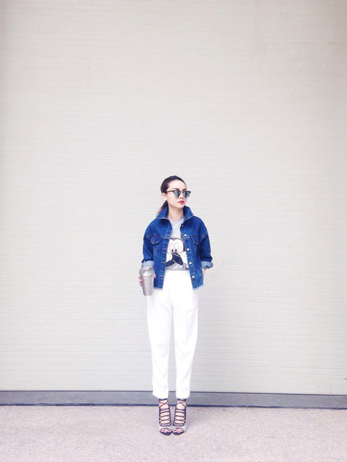 Yến Trang kết hợp chiếc &aacute;o kho&aacute;c denim cực chất