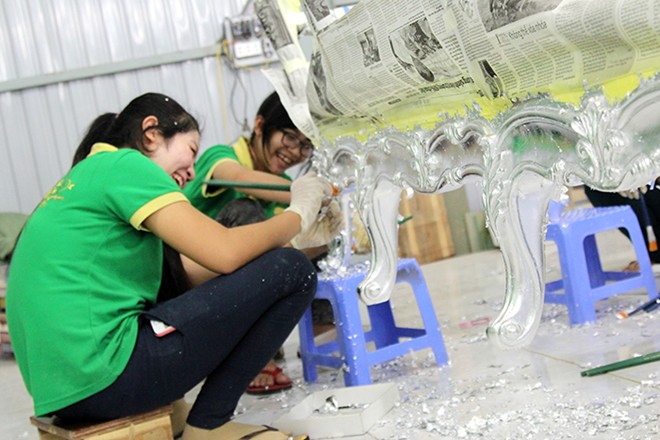 C&ocirc;ng đoạn d&aacute;t v&agrave;ng cũng được thực hiện thủ c&ocirc;ng.