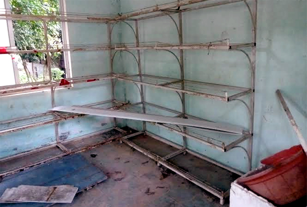 Ph&ograve;ng thay đồ tắm như nh&agrave; bỏ hoang