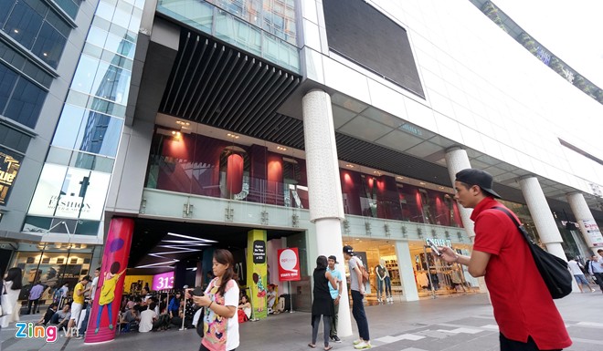 Người Việt ăn ngủ vạ vật chờ mua iPhone 6 ở Singapore