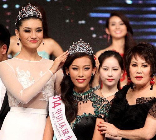Trả vương miện hoa hậu vì bị chê bai?
