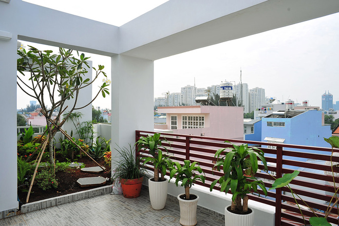 Ngo&agrave;i ph&ograve;ng thờ, ph&ograve;ng phụ, tầng thượng c&oacute; nhiều kh&ocirc;ng gian cho s&acirc;n phơi, nơi trồng c&acirc;y.