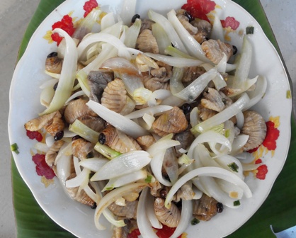 Th&ocirc;ng thường người chế biến &aacute;p mở đu&ocirc;ng trước, sau đ&oacute; mới cho củ h&agrave;nh v&agrave;o