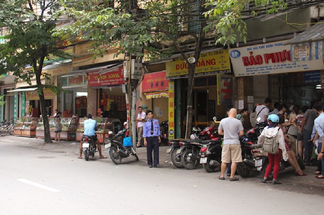 Cảnh đối lập giữa 2 cửa h&agrave;ng b&aacute;nh trung thu tr&ecirc;n đường Thuỵ Khu&ecirc;.