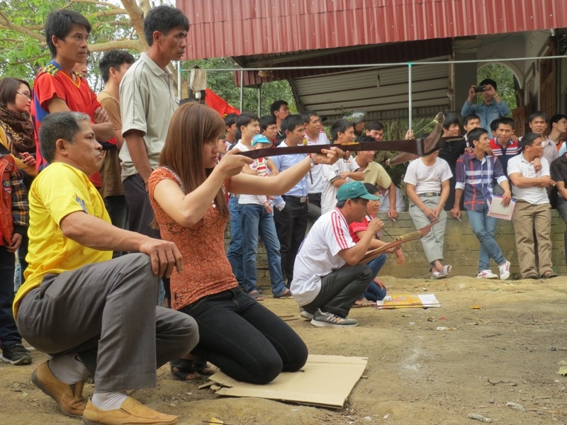 Nhiều tro chơi d&acirc;n gian đặc sắc như n&eacute;m c&ograve;n, bắn cung...
