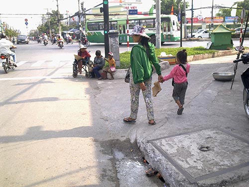 Ng&atilde; tư Trung Ch&aacute;nh (gi&aacute;p ranh huyện H&oacute;c M&ocirc;n v&agrave; quận 12) lu&ocirc;n c&oacute; đ&ocirc;ng trẻ em người Campuchia bị chăn dắt, bắt ra ngồi phơi nắng xin tiền