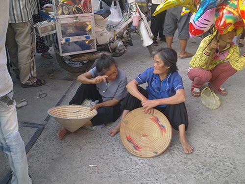 Hai cụ gi&agrave; ngồi ngay cổng ch&ugrave;a Hoằng Ph&aacute;p chờ kh&aacute;ch v&agrave;o viếng ch&ugrave;a bố th&iacute;