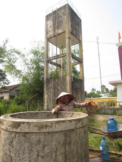 Người d&acirc;n th&ocirc;n Nam Phước, x&atilde; Đại T&acirc;n, huyện Đại Lộc, tỉnh Quảng Nam phải d&ugrave;ng nước giếng nhiễm ph&egrave;n ngay cạnh c&ocirc;ng trình nước sạch tiền tỉ