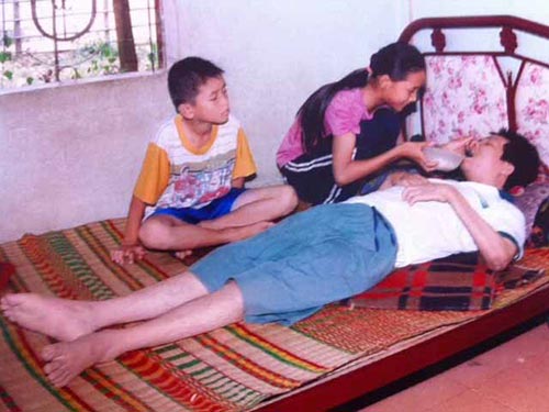 Bỏ học, xin ăn nuôi cha bệnh tật