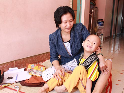 Bé 6 tuổi bị bại não và ung thư hạch