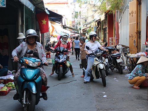 Mua b&aacute;n ở chợ tự ph&aacute;t g&acirc;y cản trở giao th&ocirc;ng trong khu phố