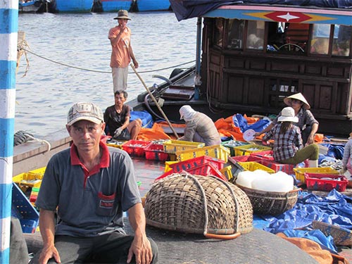 Cùng ngư dân vươn khơi