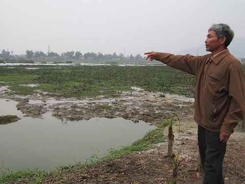 D&ograve;ng nước thải đen ng&ograve;m từ KCN H&ograve;a Kh&aacute;nh đang ng&agrave;y đ&ecirc;m &ldquo;đầu độc&rdquo; cuộc sống người d&acirc;n  Ảnh: HO&Agrave;NG TRẦN