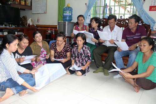 Người thân thương khóc một học sinh thiệt mạng trong vụ tấn công Ảnh: REUTERS