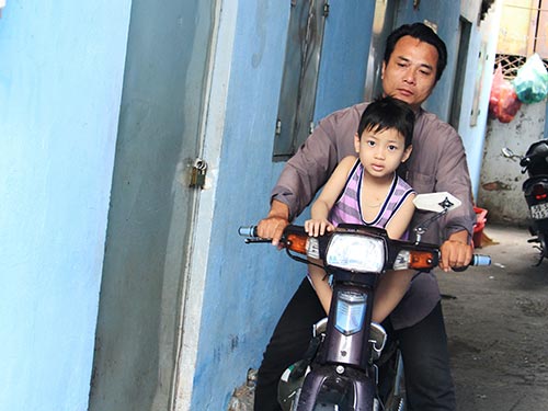 Mong con cắp sách đến trường