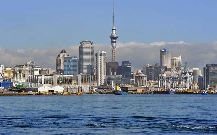 Auckland là thành phố lớn nhất New Zealand. Một phần quan trọng của khu trung tâm thương mại
và bờ biển mặt tiền được xây dựng trên vùng đất lấn biển 100 năm qua.