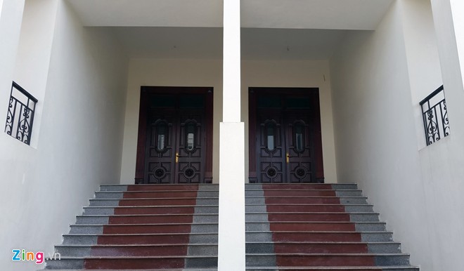 Gi&aacute; một căn biệt thự ở đ&acirc;y đ&atilde; giảm từ 30 đến 50% so với ban đầu. Nhiều kh&aacute;ch h&agrave;ng mua nh&agrave; d&ugrave; đến thời điểm n&agrave;y đ&atilde; x&acirc;y xong nhưng kh&ocirc;ng d&aacute;m về ở, họ th&agrave; chịu bỏ hoang c&ograve;n hơn b&aacute;n với gi&aacute; rẻ.