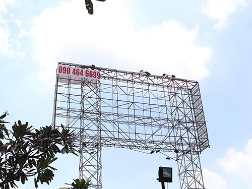 Khung quảng c&aacute;o ở đường Nguyễn Văn B&aacute;, phường Trường Thọ, quận Thủ Đức, 
TP HCM gỉ s&eacute;t đ&atilde; l&acirc;u