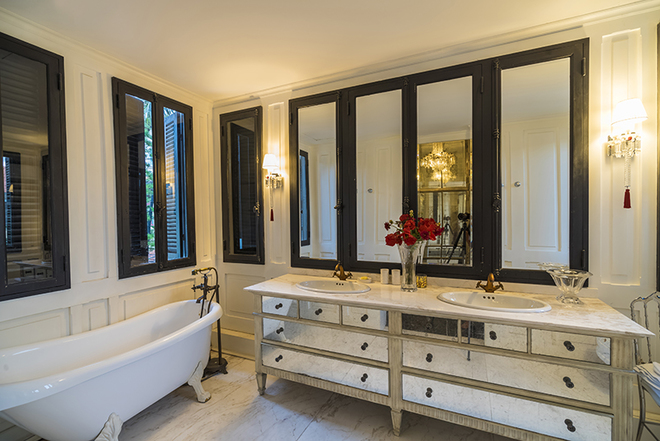 Ph&ograve;ng tắm v&agrave; ph&ograve;ng thay đồ theo phong c&aacute;ch Venice, đ&aacute; cẩm thạch trắng v&agrave; ốp gỗ.