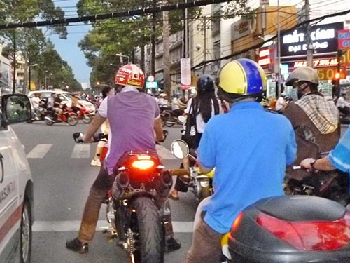 Điên đầu vì tiếng mô tô