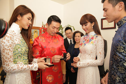 C&ocirc; d&acirc;u thẹn th&ugrave;ng khi chồng trao nhẫn cưới.