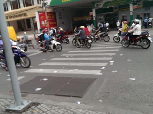 Rác quảng cáo đầy đường