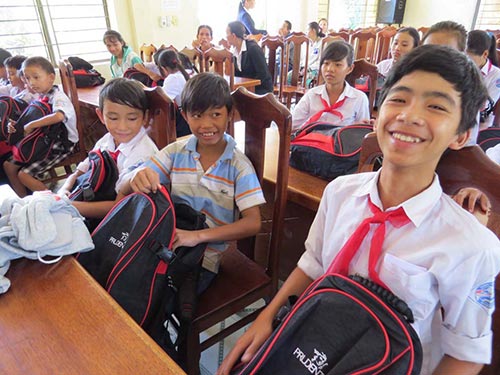 Tiếp sức học sinh nghèo Quảng Nam đến trường