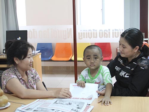Trao 6 triệu đồng cho bé bị suy tủy