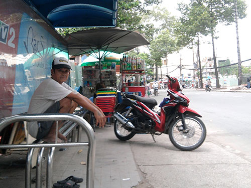 Lấn chiếm trạm xe buýt