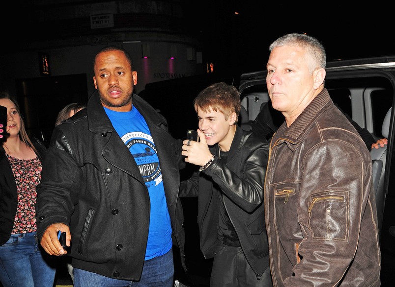 Vệ sĩ Justin Bieber bị bắt vì giật máy ảnh của nhiếp ảnh gia