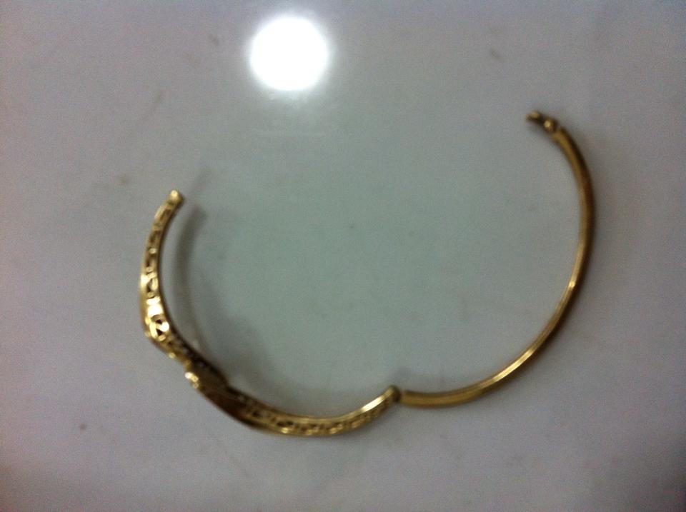 Chiếc lắc bị giật đứt