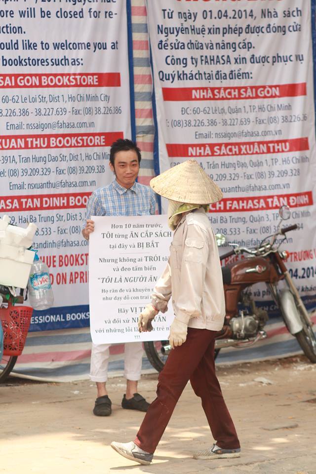 Nam thanh ni&ecirc;n với tấm bảng tự nhận m&igrave;nh từng ăn cắp