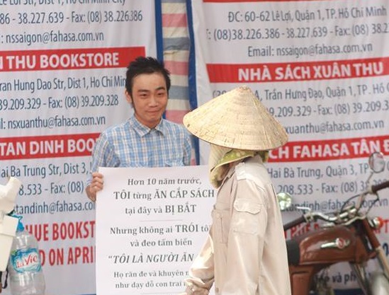 Chàng trai cầm bảng “Tôi từng ăn cắp sách” phản đối làm nhục nữ sinh