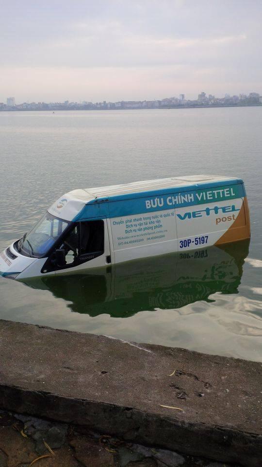 Chiếc xe ở dưới hồ