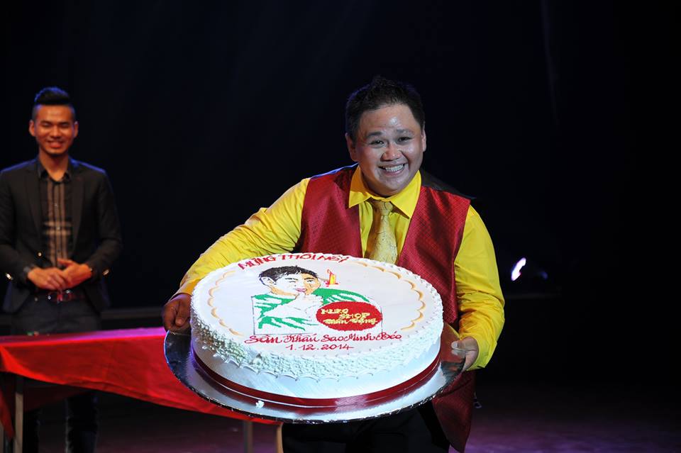 Minh B&eacute;o hớn hở khoe b&aacute;nh sinh nhật