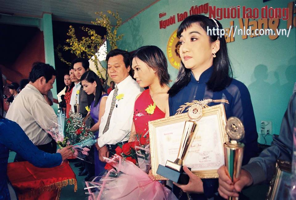 Tr&ecirc;n s&acirc;n khấu nhận giải