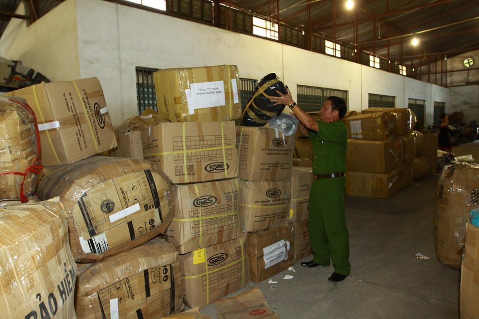 Kho giữ mũ bảo hiểm dỏm