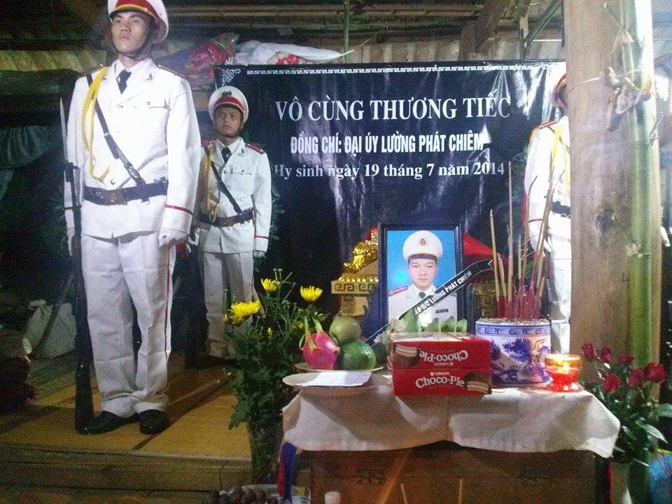 Di ảnh của đồng chí Chiêm