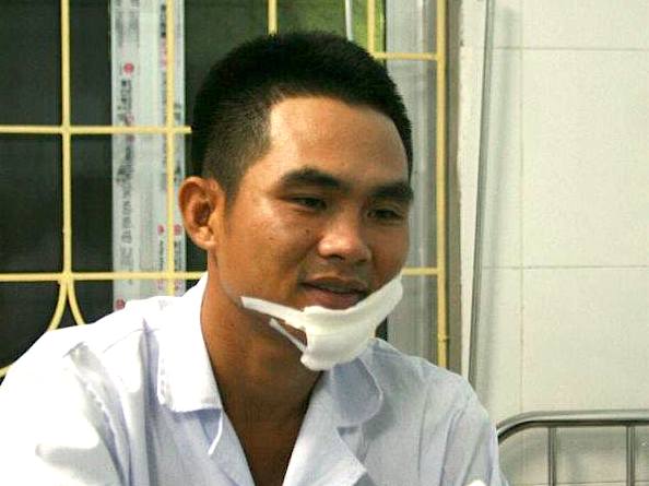 Thiếu úy CSGT lao vào khống chế kẻ cầm 2 dao chém người đi đường