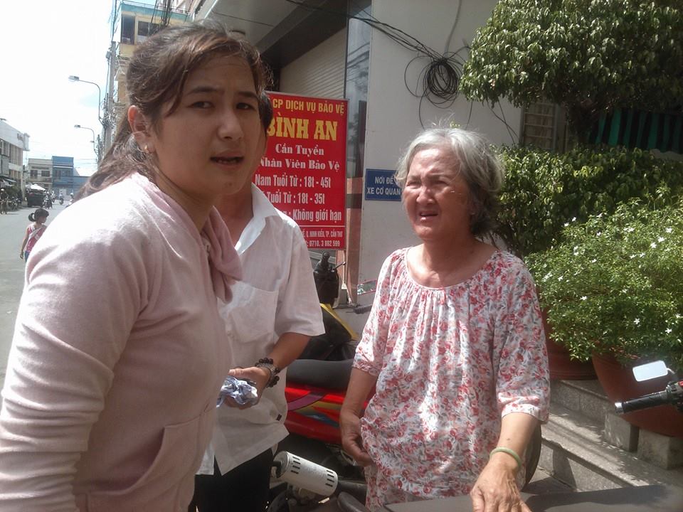 Bà Thanh cùng người thân lo lắng nhìn ngôi nhà bị cháy.
