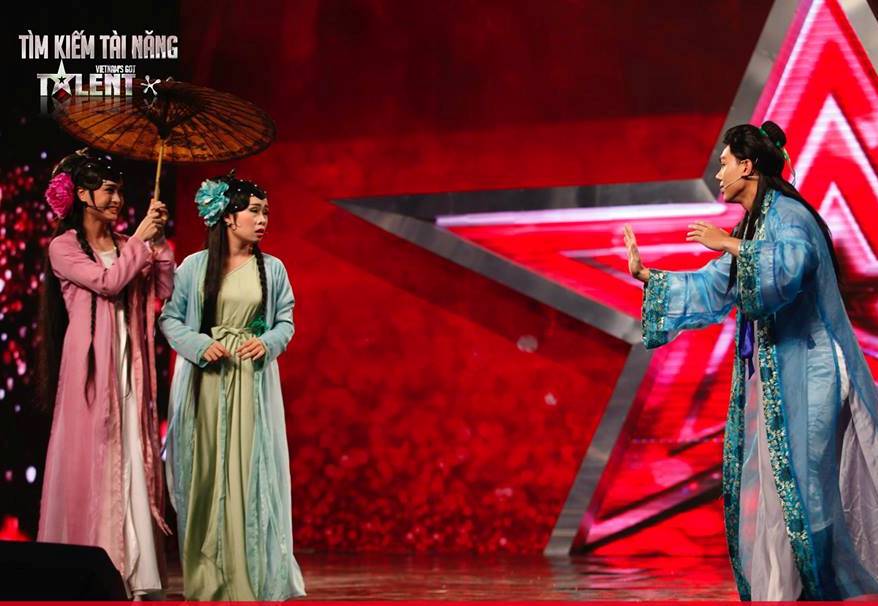 Trần Thái Duy (trái) gây ấn tượng khi giả gái đóng vai Bạch Xà.