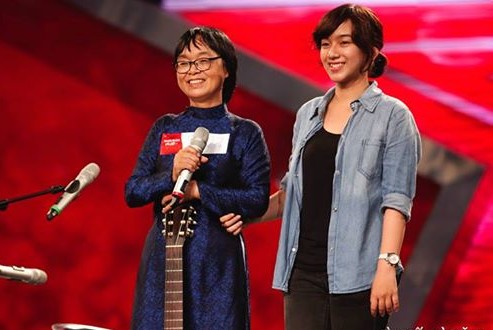 Tiết mục gi&aacute;m khảo Huy Tuấn bấm n&uacute;t v&agrave;ng